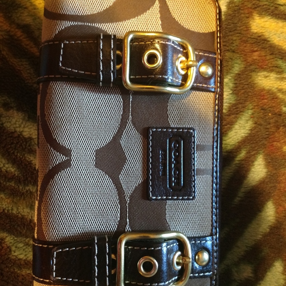 COACH BROWN SIGNATURE BUCKLE ZIP AROUND WALLET